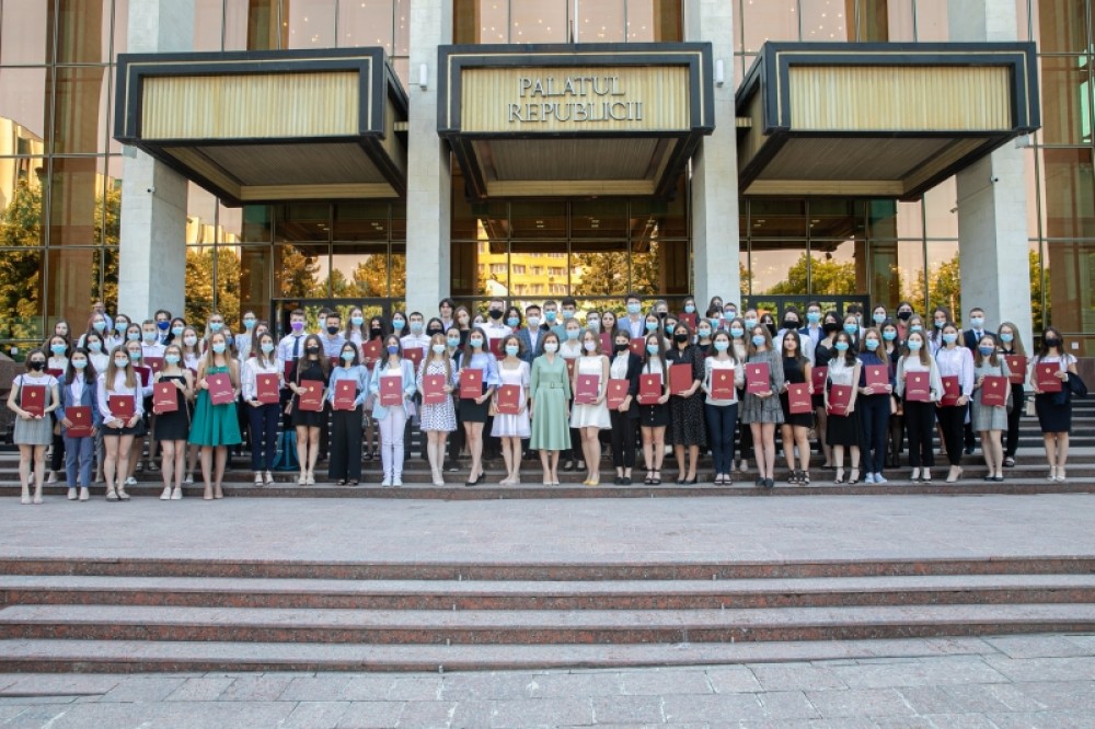 FOTO // Pe una dintre diplomele înmânate de Maia Sandu absolvenților ar apărea numele lui… Igor Dodon